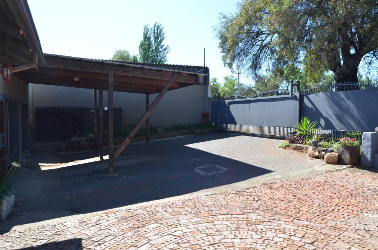 A & R Guesthouse Bloemfontein Exterior foto
